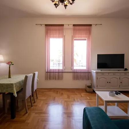 Rose Apartment *